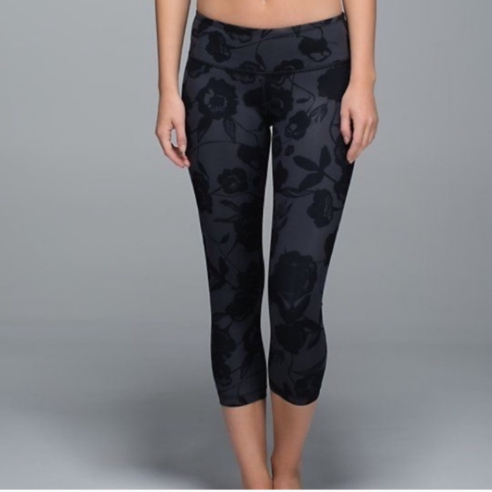 Lululemon Inky Floral Wunder Under luxtreme crop
